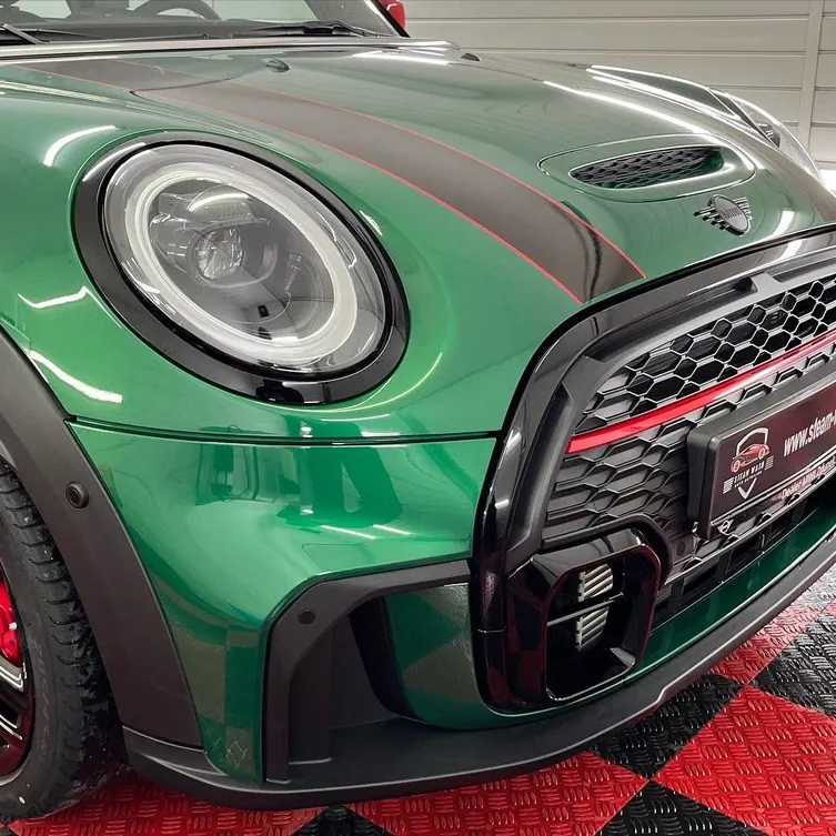 Zielone Mini Cooper S John Cooper Works z głębokim połyskiem lakieru
