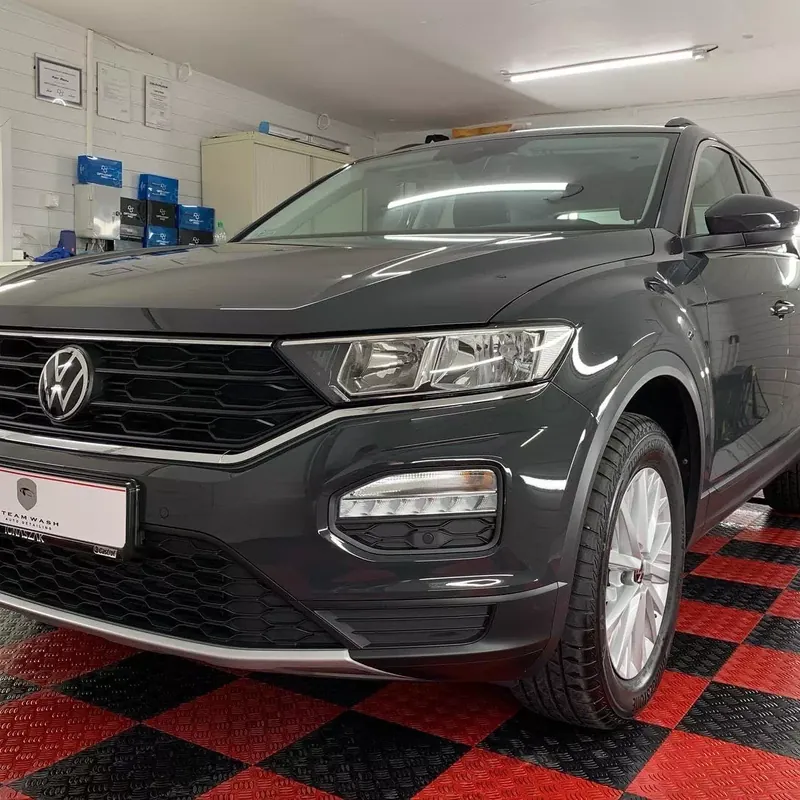 Grafitowy Volkswagen T-Roc po nałożeniu powłoki w studiu Steam Wash
